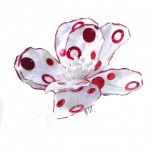 Искусственный цветок на прищепке, белый/ красный